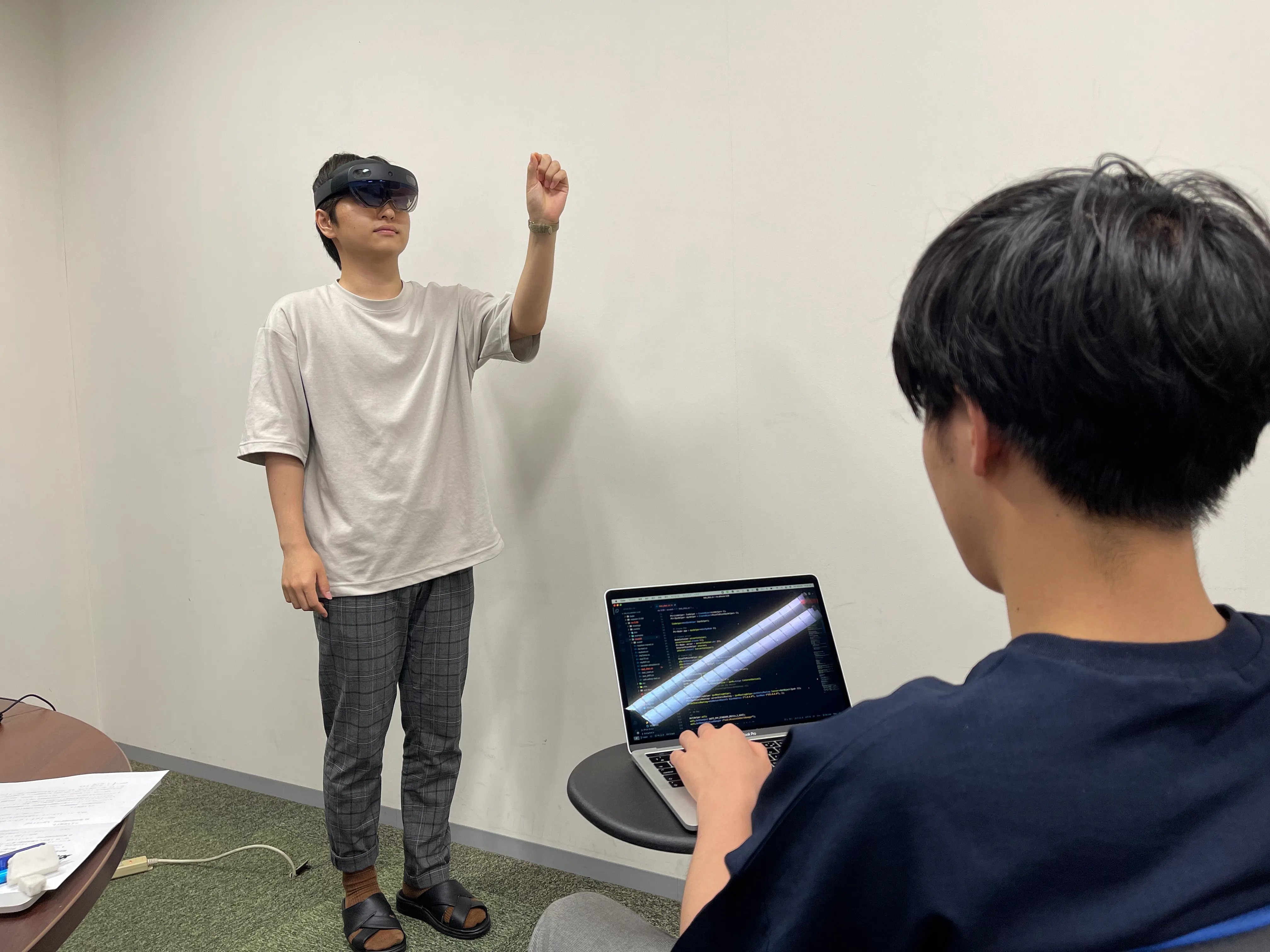 ホロレンズを装着する学生